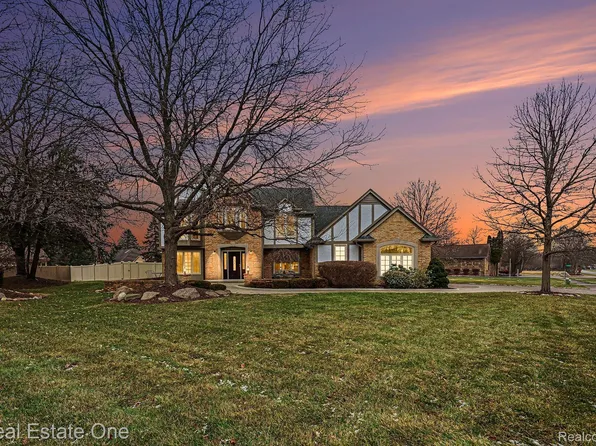 54990 Sherwood Ln, Shelby Township, MI 48315