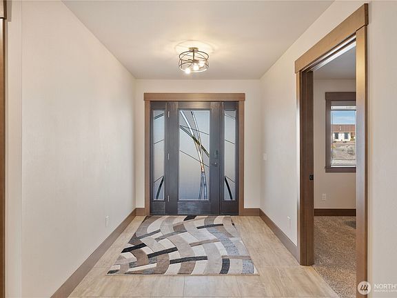 3rd image of 713 SW Sunset Boulevard