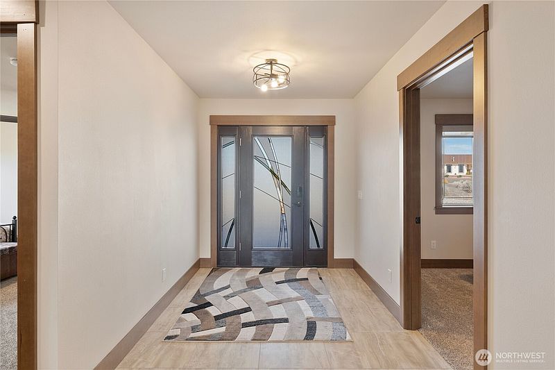3rd image of 713 SW Sunset Boulevard