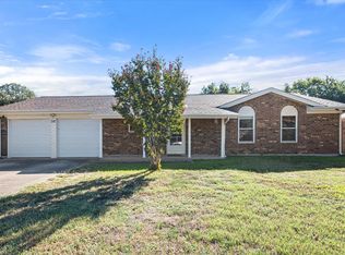 110 Briarwood Dr, Kennedale, TX 76060