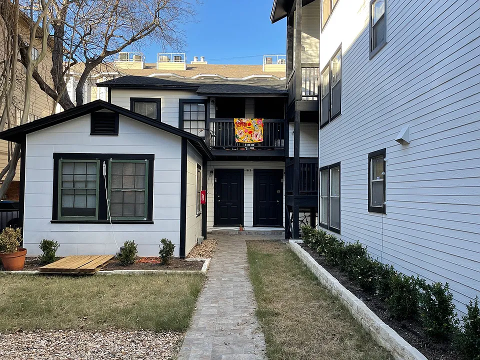 912 W 22nd 1/2 St #I