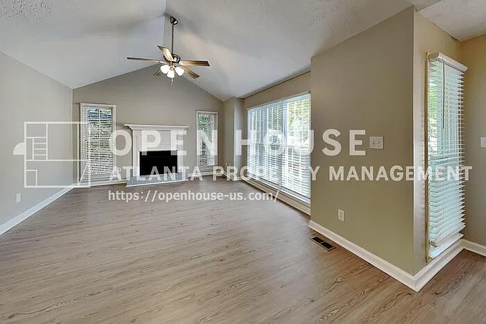 3 bed, 2.0 bath, 1397 sqft, $1,925 — Photo 3
