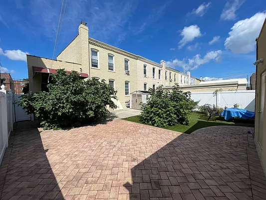 Rented by Living Dream Realty | media 21