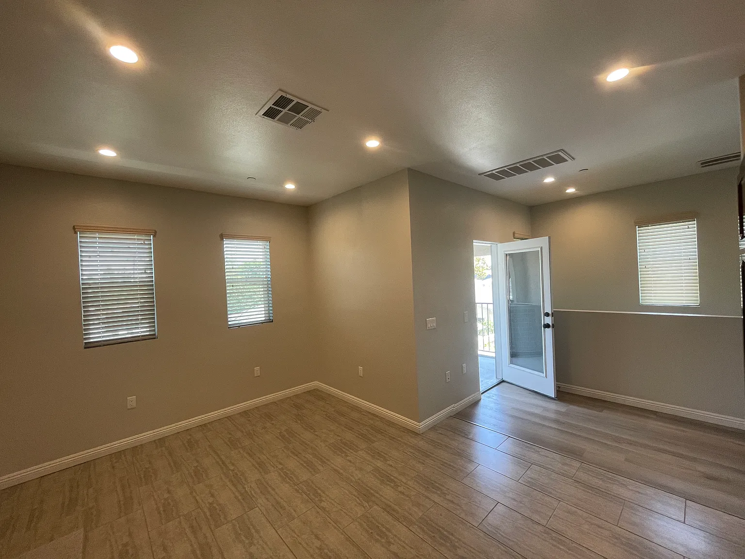 3 bed, 1118 sqft, $3,175 — Photo 2
