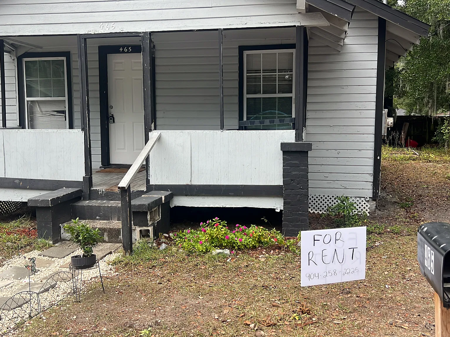 4 bed, 1200 sqft, $1,300 — Photo 1