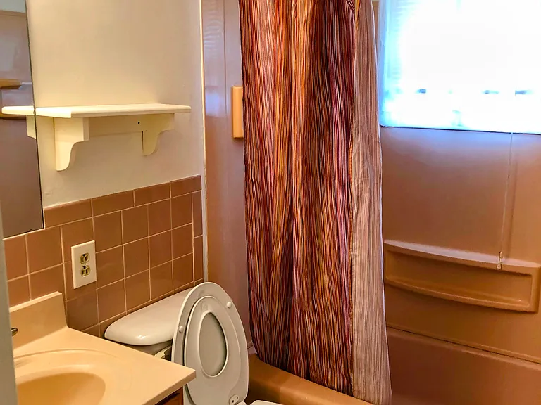 Bathroom w/ Full-size tub