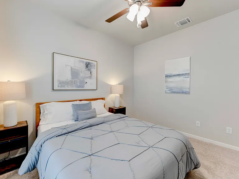 524 Oxford Ln — Photo 17