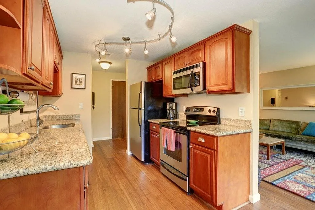 Kitchen - 7001 Sand Point Way NE #C107