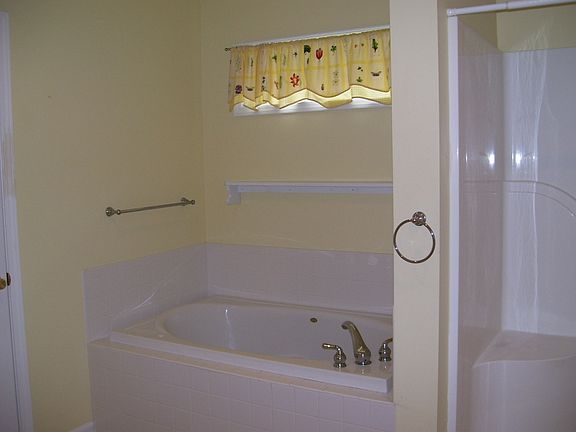Jacuzzi tub and separate shower in master bath his and her s