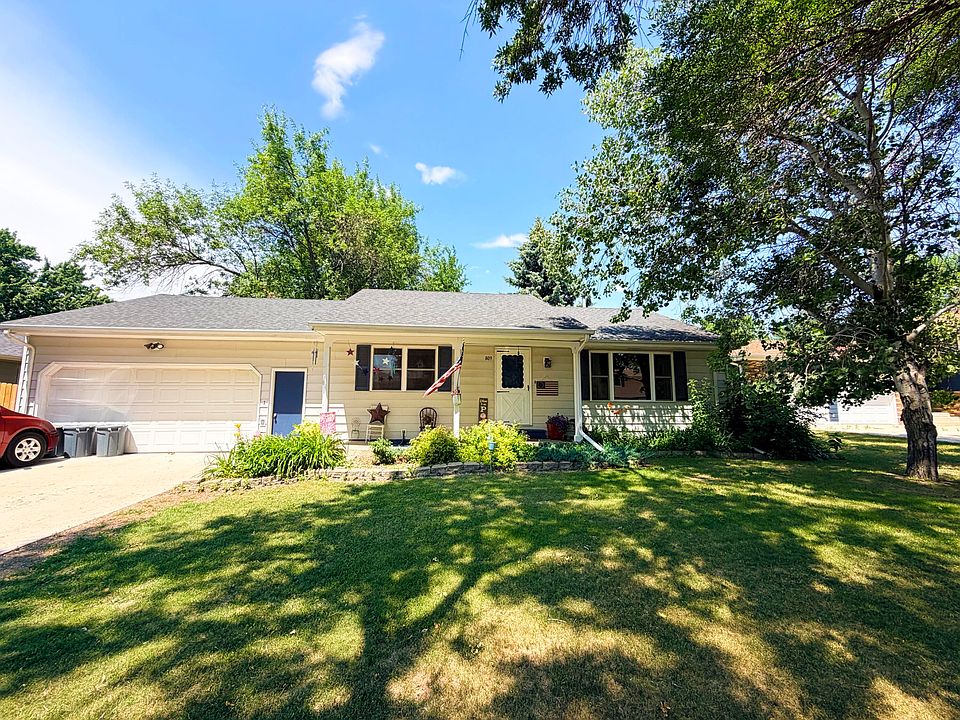 1st image of 809 18th Ave NE