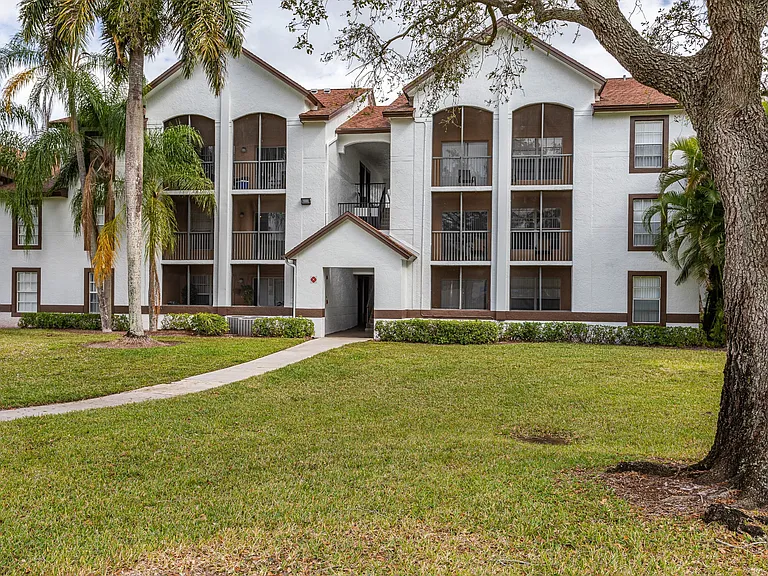 Landings at Pembroke Lakes — Photo 19