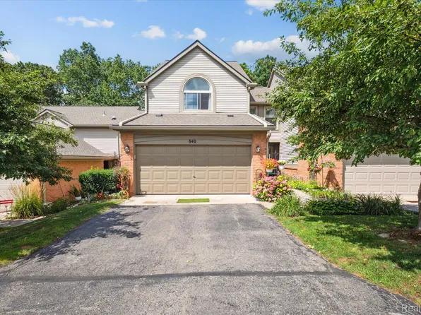 840 Woodridge Hills Dr, Brighton, MI 48116