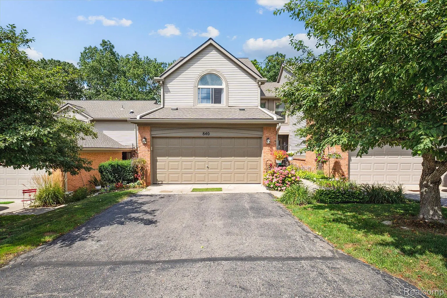 840 Woodridge Hills Dr photo 1