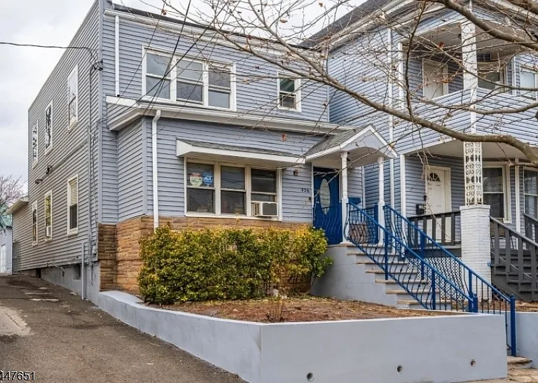 526 Jackson Ave — Photo 1