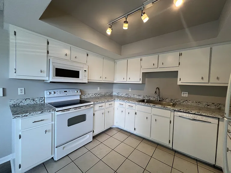 639 SE 13th Ave #120 — Photo 10