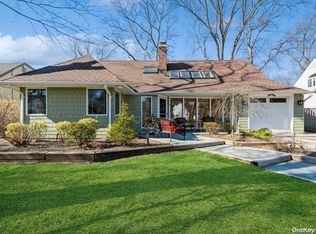 9 Copperbeech Pl, Merrick, NY 11566