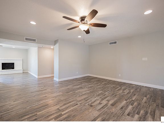 5th image of 715 W Renee Dr