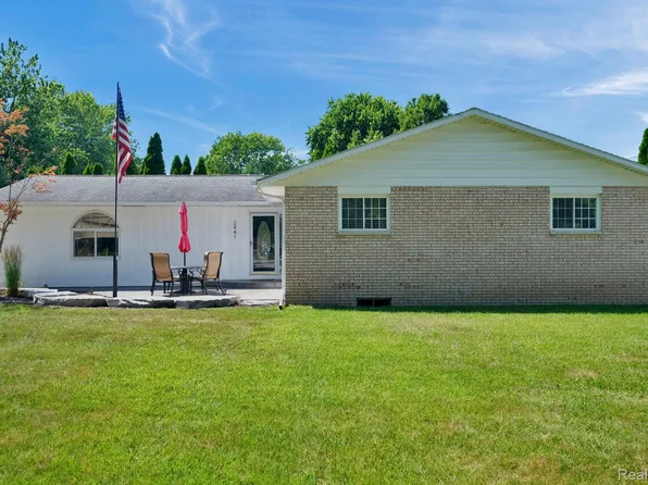 2441 Berberovich Dr, Saginaw, MI 48603