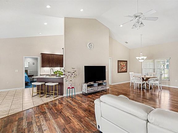 5th image of 113 Shaddock Dr