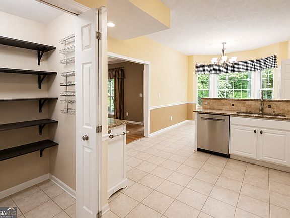 4th image of 209 Avalon Way