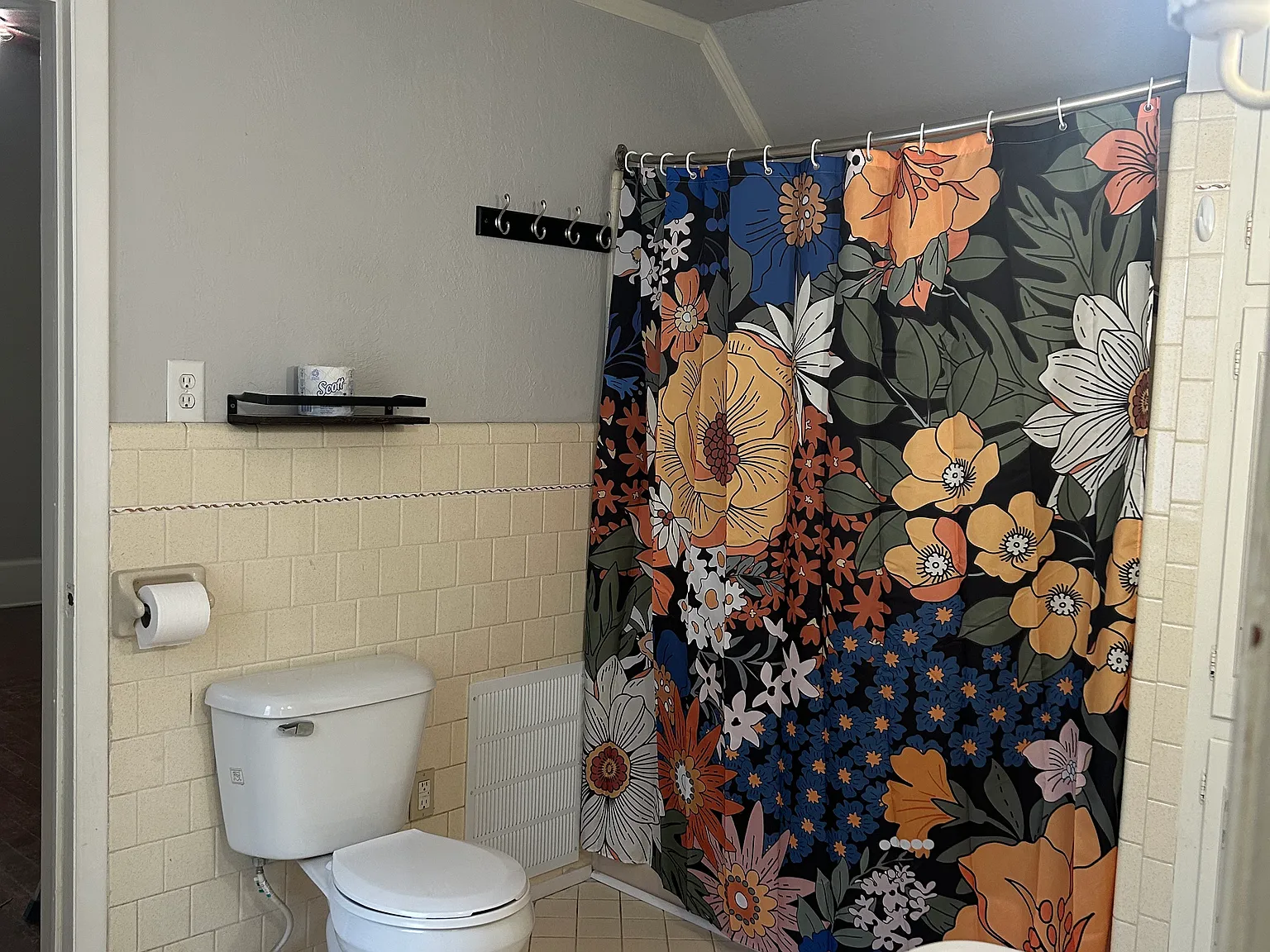 4 bed, 2304 sqft, $2,000 — Photo 3