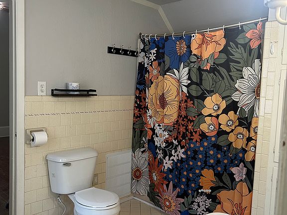 3rd image of 404 E Charles Ave