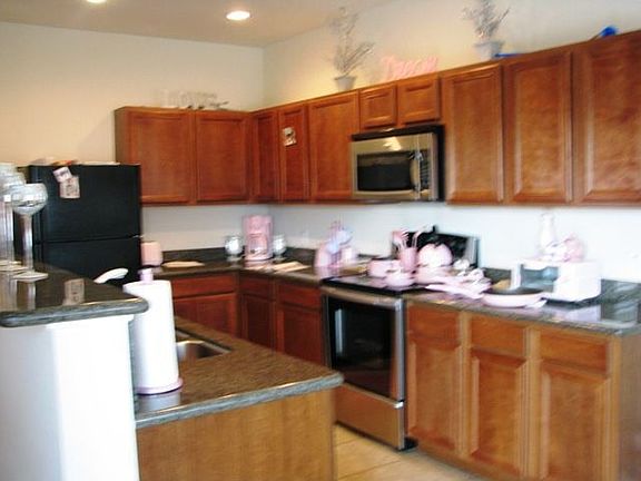 Gorgeous kitchen with granite counters!