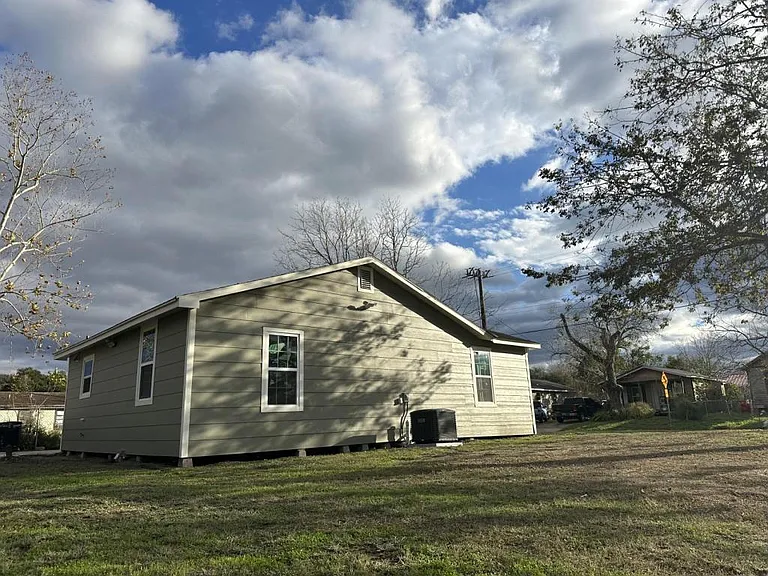 804 E Water St — Photo 3