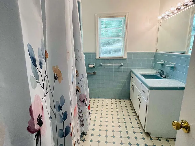 204 E James St — Photo 16