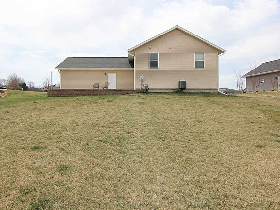 3rd image of 107 Hampton Cir