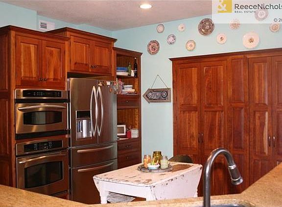 Kitchen has Advantium oven with Speedcook technology (microwave oven), Convection oven and 5-burner gas stovetop.