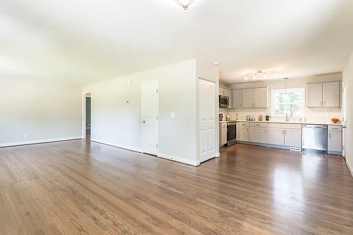 204 W Johnson St — Photo 4