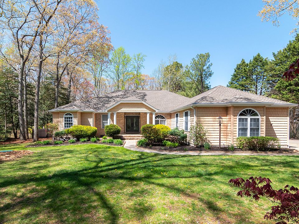 1st image of 15 Greystone Dr