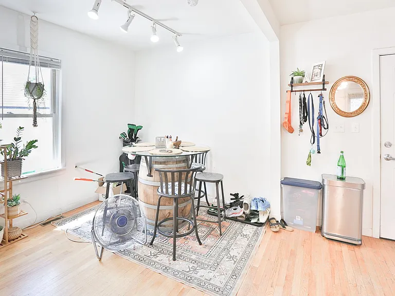 Wicker Park Big 3 Bedroom 2 Bath Private Coach House. Decks and Outdoor Space. — Photo 5