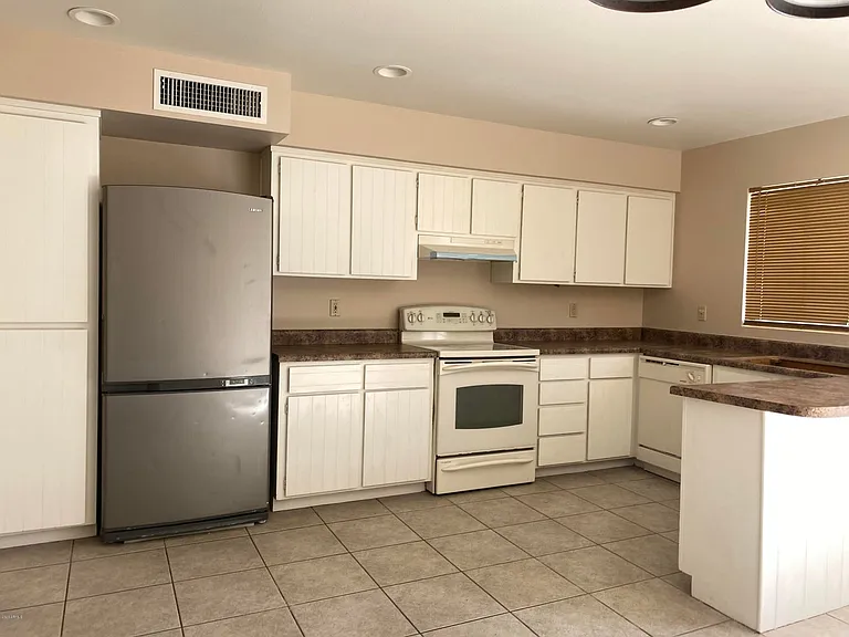 2231 W Fremont Dr — Photo 4