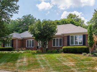 332 Blankenbaker Ln, Indian Hills, KY