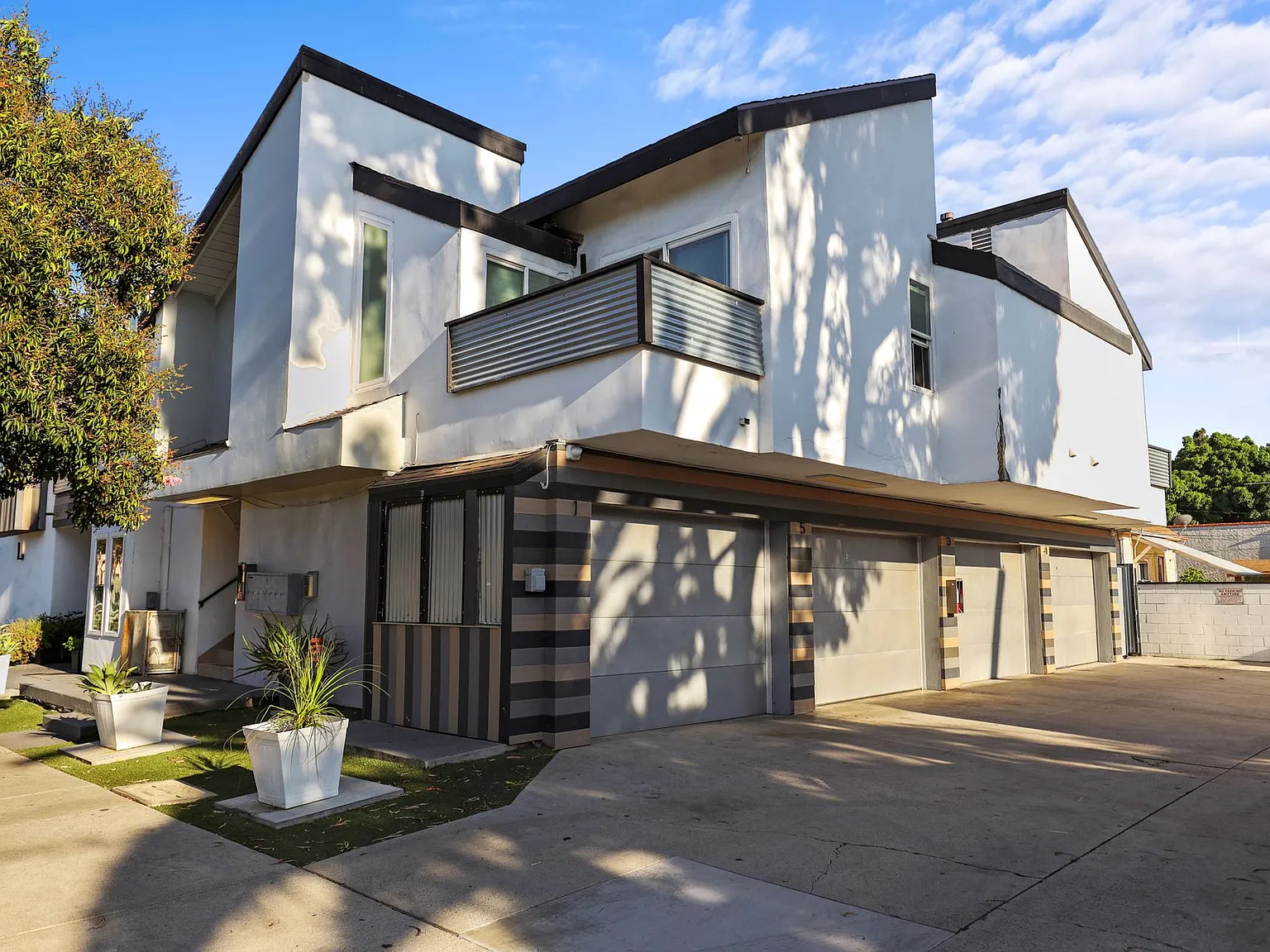 850 N. Van Ness Avenue Apartments — Photo 4