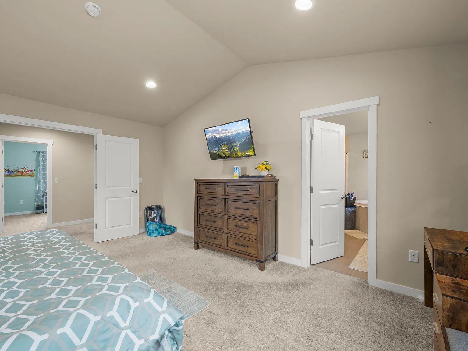 5 bed, 2441 sqft, $6,500 — Photo 3