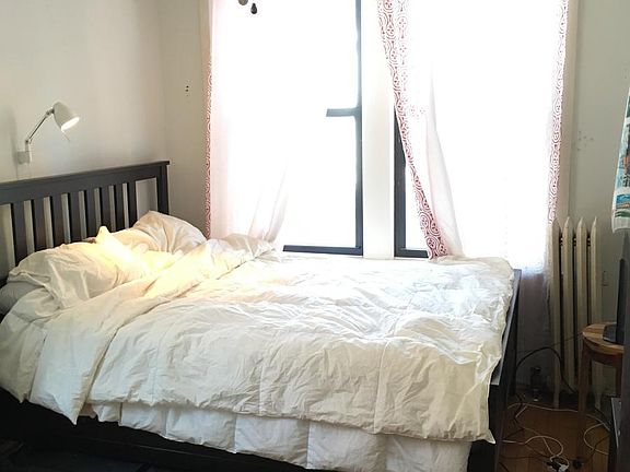 Bedroom (Queen Bed)