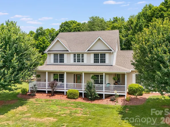 79 Bear Creek Hills Dr, Leicester, NC 28748