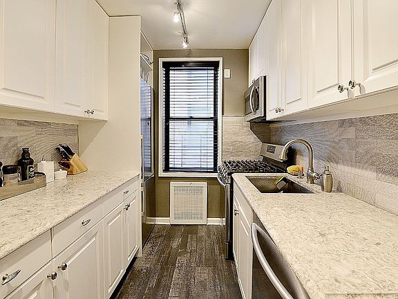 3rd image of 30 E 9th St APT 3MM