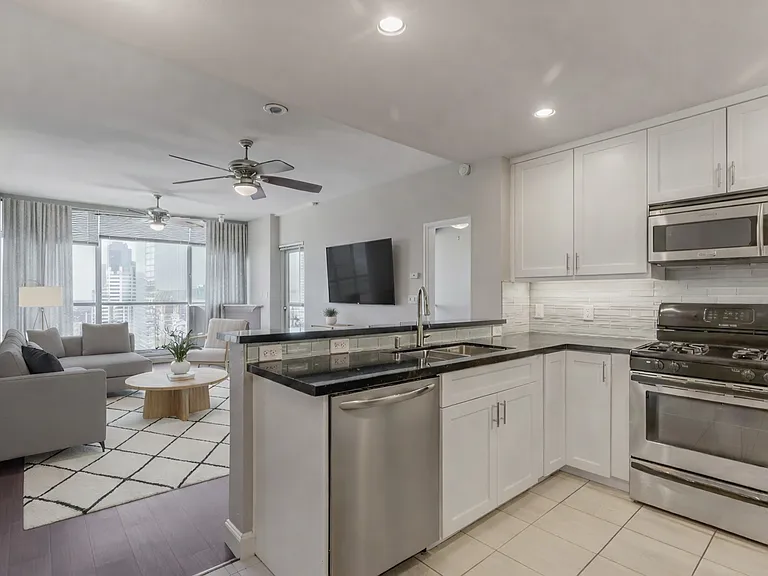 300 W Beech St #2101 — Photo 8