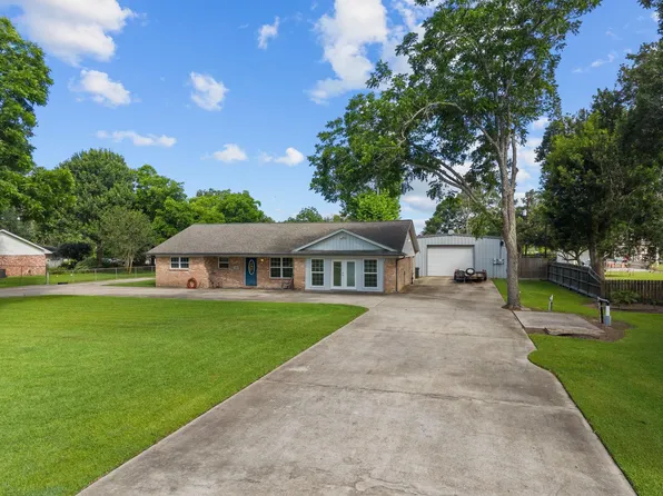7010 Bluebird Ln, Alvin, TX 77511