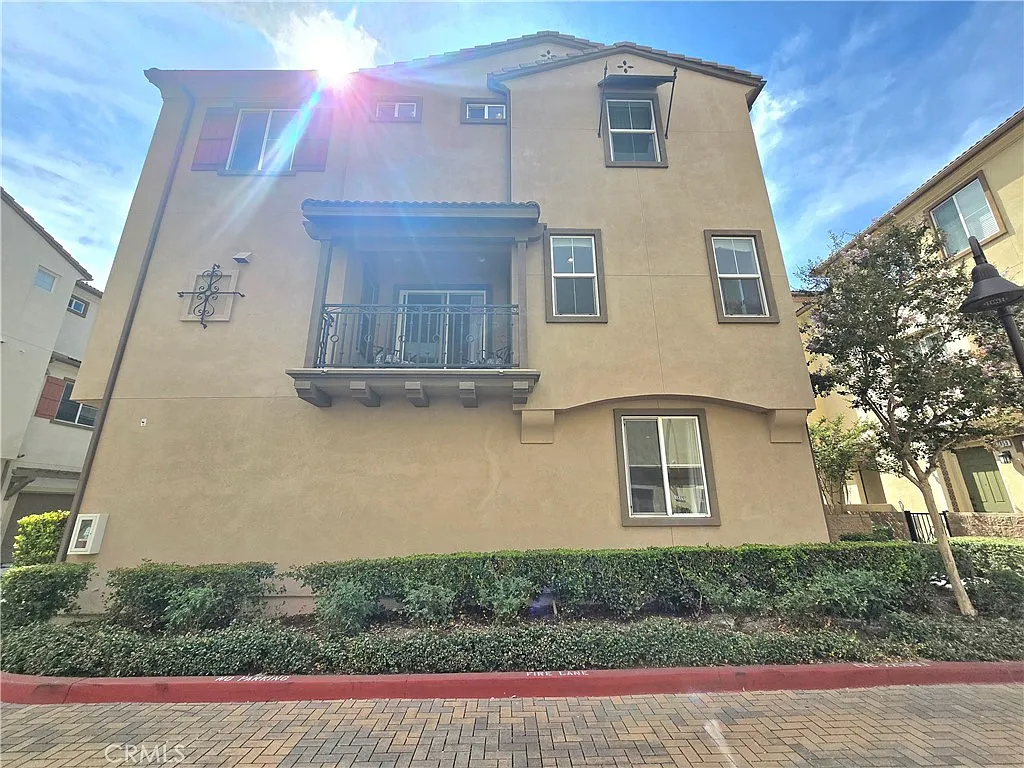 3 bed, 2.5 bath, 1668 sqft, $3,500 — Photo 2