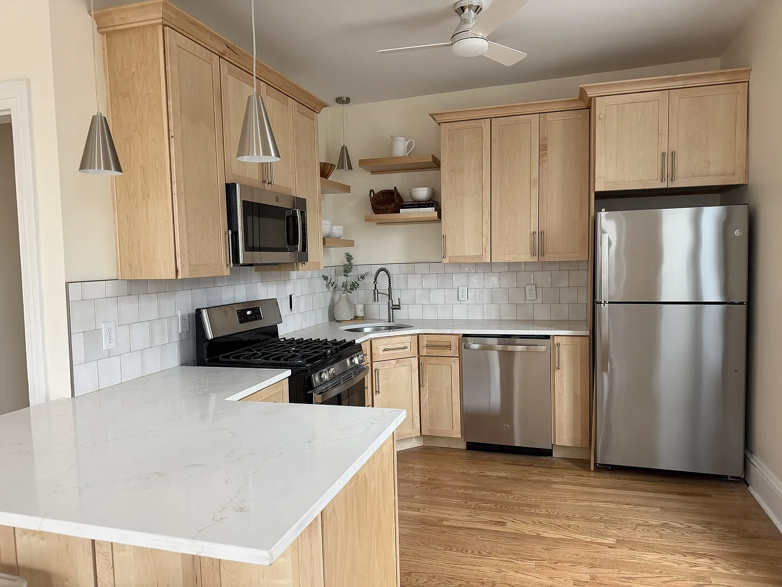 2 bed, 1100 sqft, $2,400 — Photo 3