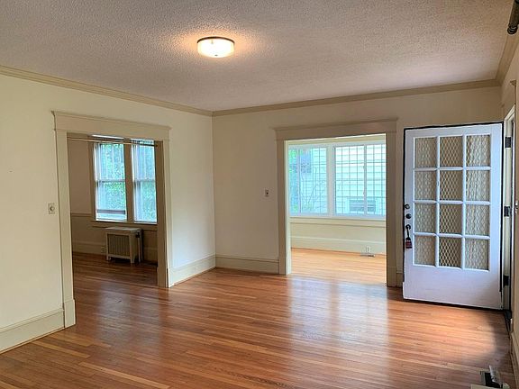 3rd image of 1008 Gloria Ave #D/s