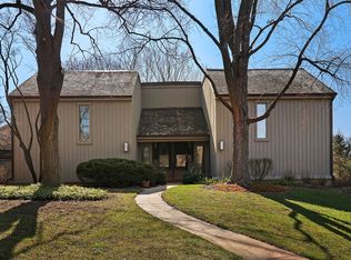 107 Foxwood Ln APT B, Lake Barrington, IL 60010