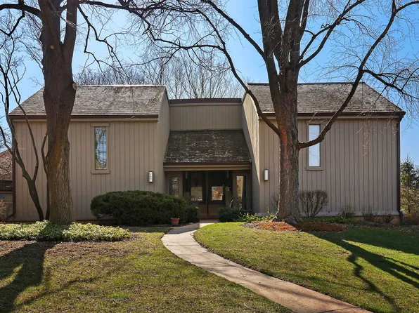 107 Foxwood Ln APT B, Lake Barrington, IL 60010