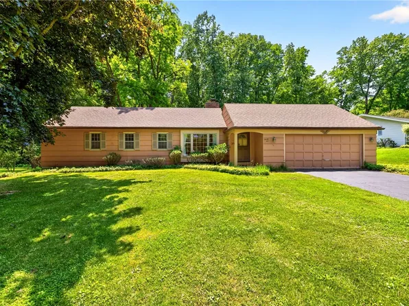 25 Little Brook Dr, Pittsford, NY 14534