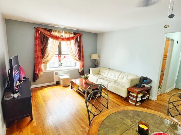 2705 Kings Highway image 3 of 20